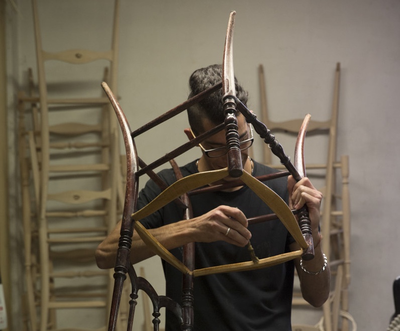 Chiavari Stuhl in der Herstellung.