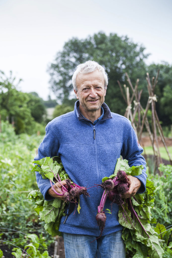 Charles Dowding beim Ernten von Gemüse