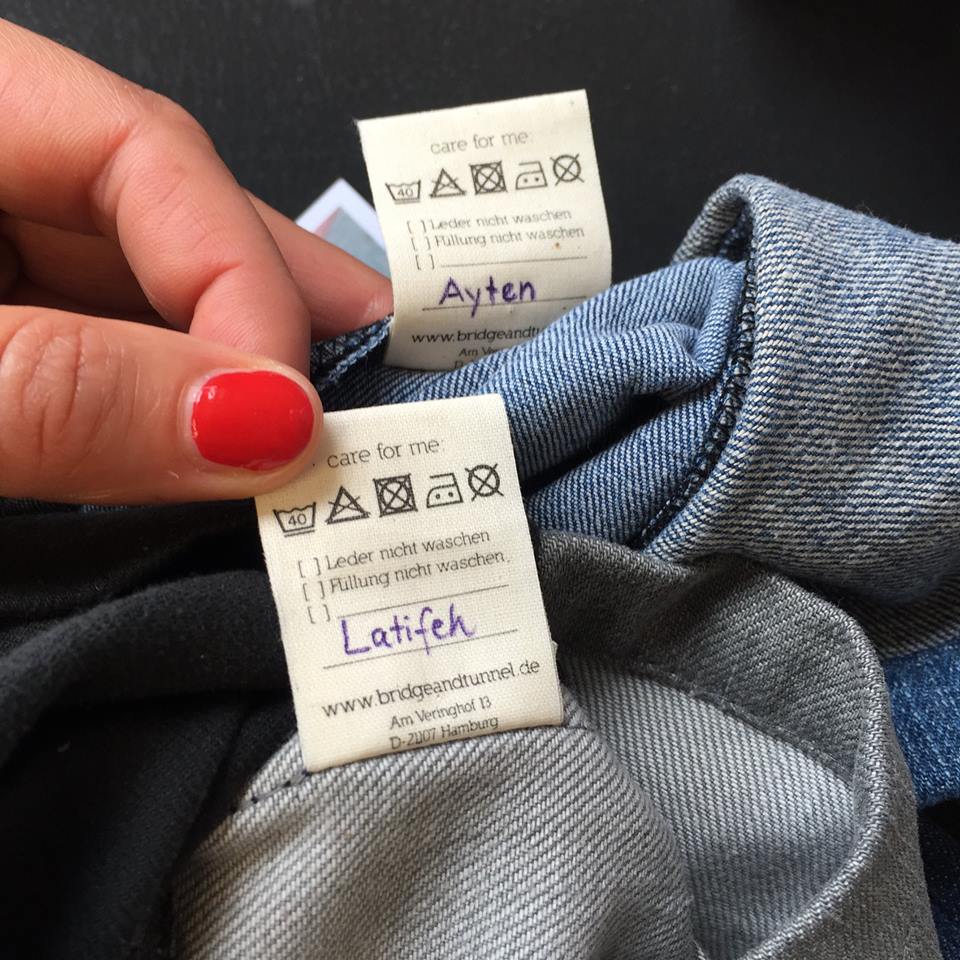 Die Etiketten in einer Jeans von Bridge & Tunnel