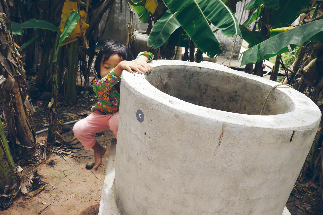 Ein Mädchen und eine Mikrogasanlage in Kambodscha
