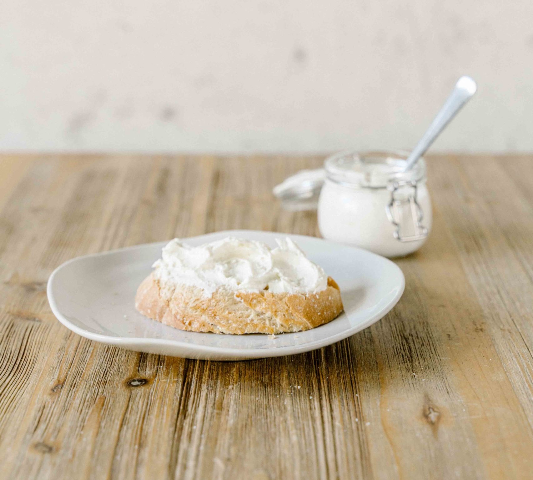Selbstgemachter Frischkäse auf Brot
